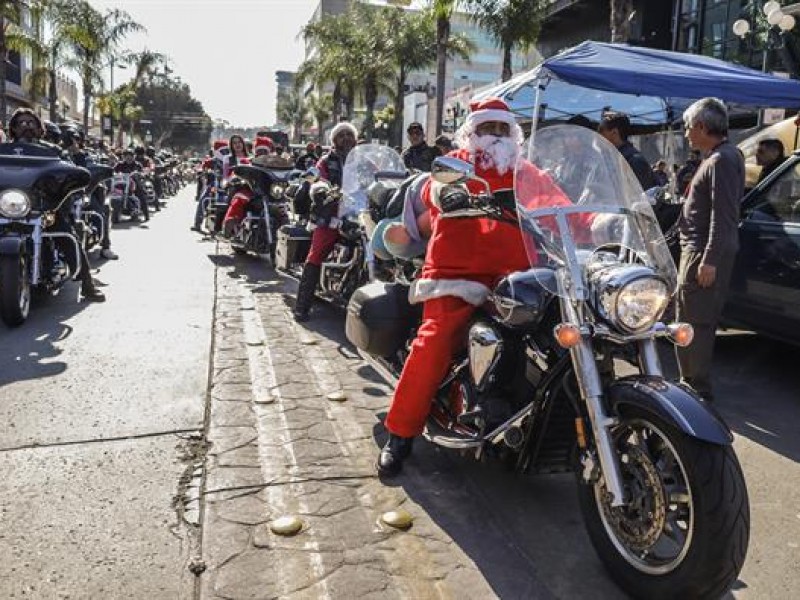 Motociclistas entregan juguetes a niños en la frontera norte