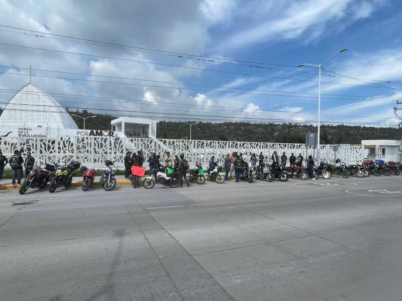 Motociclistas hacen rodada contra nuevas normas estatales