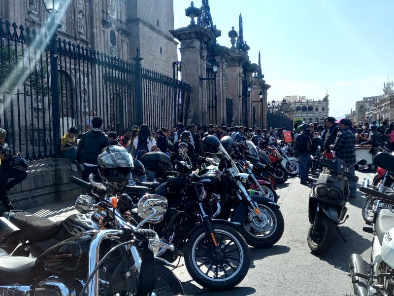 Motociclistas insisten en tumbar propuesta para rotulación de cascos