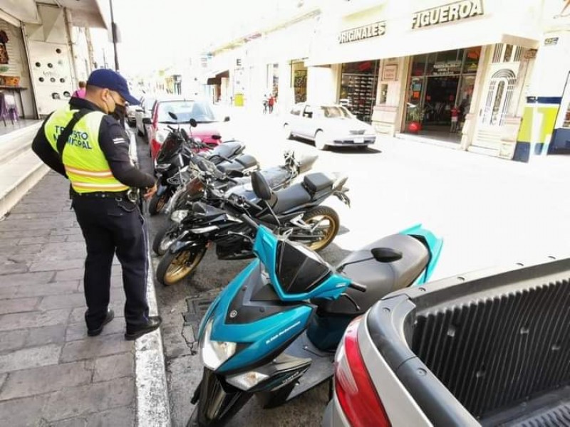 Motociclistas invaden cajones de estacionamiento asignados para automóviles
