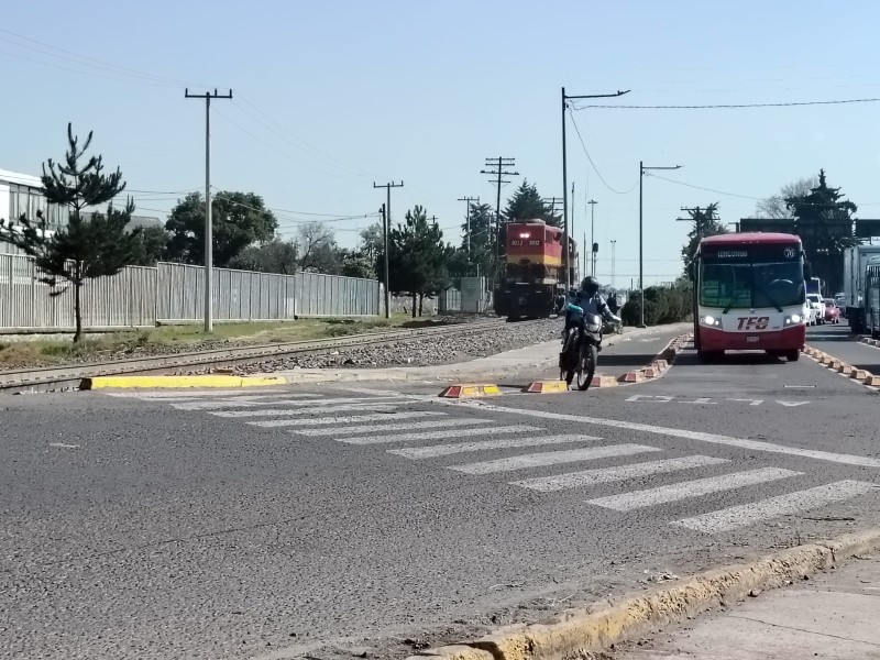 Motociclistas invaden la nueva ciclovía de Isidro Fabela en Toluca
