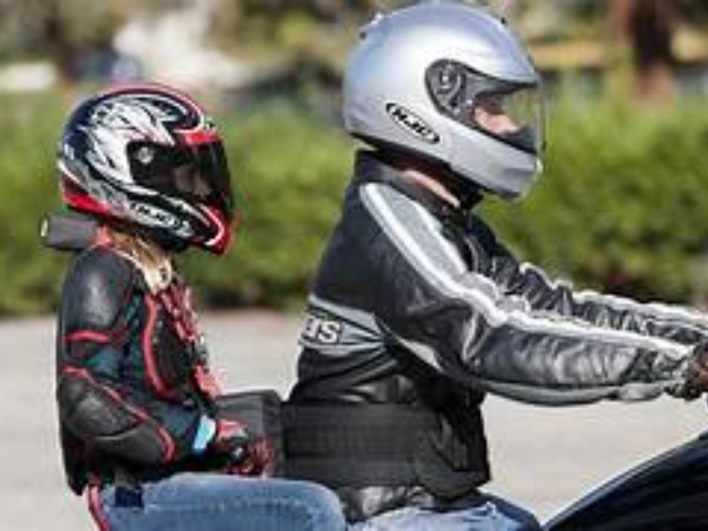 Motociclistas piden que menores vayan protegidos para no ser multados