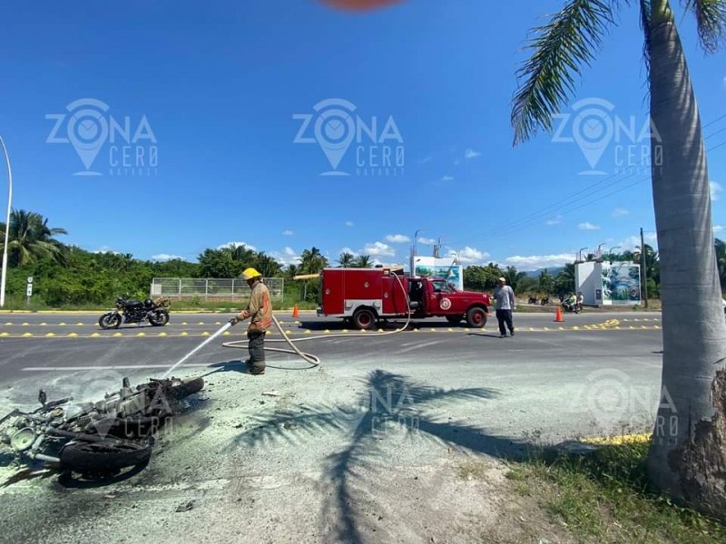 Motociclistas pierden la vida en accidente en boulevard Matanchen