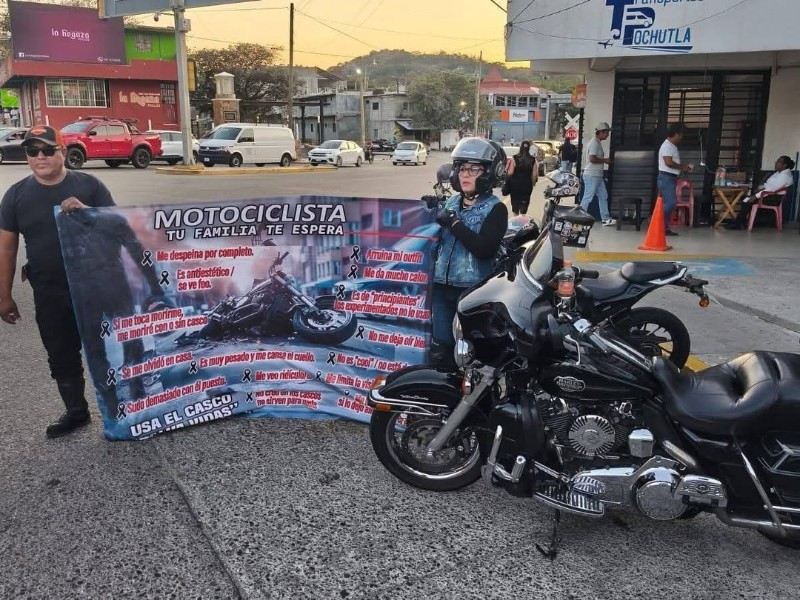 Motociclistas promueven uso del casco para prevenir accidentes en Salina Cruz