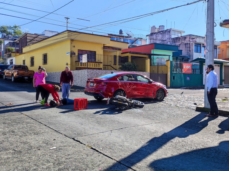 Motociclistas salen lesionados tras choque con automovil