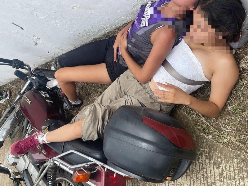 Motociclistas se impactan contra barda perimetral, en la colonia Santa Bárbara