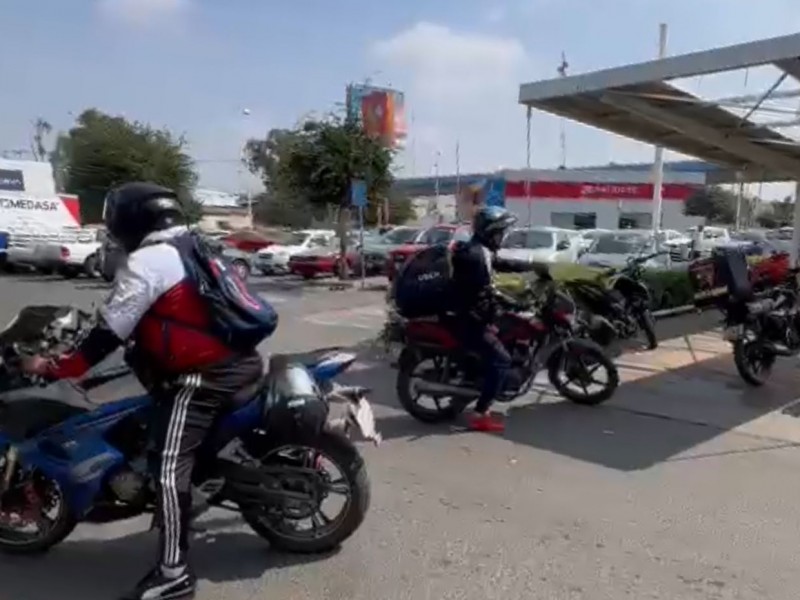 Motociclistas sortean riesgos en vialidades de la capital