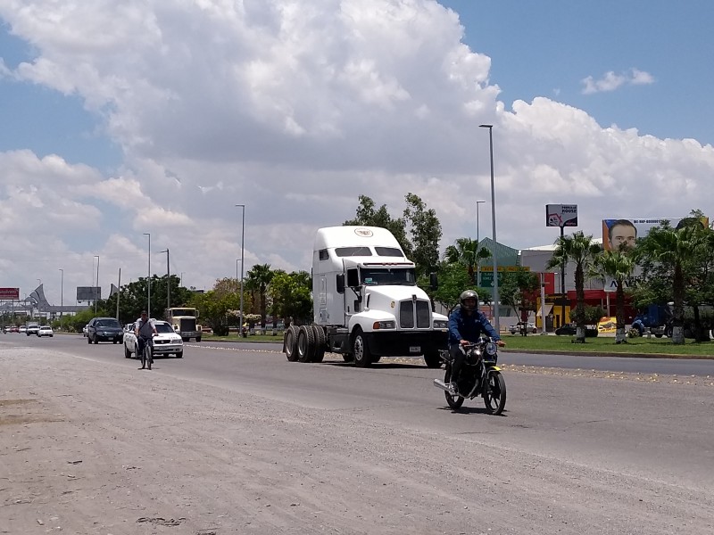 Motociclistas y ciclistas, no respetan señalamiento viales.