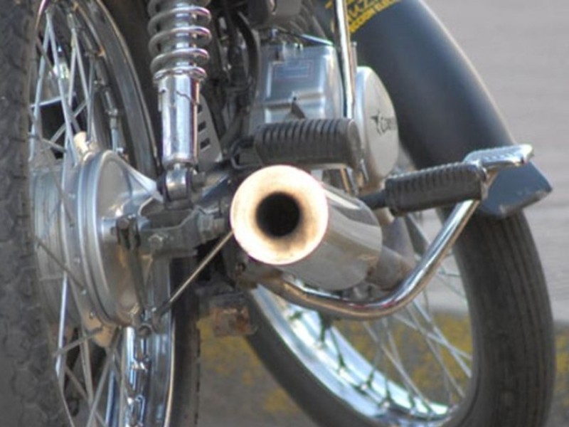 Motos ruidosas son multadas y autoridad recoge vehículo