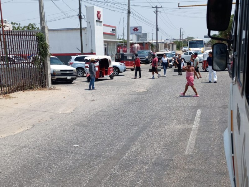 Mototaxis activan dos bloqueos carreteros en Juchitán