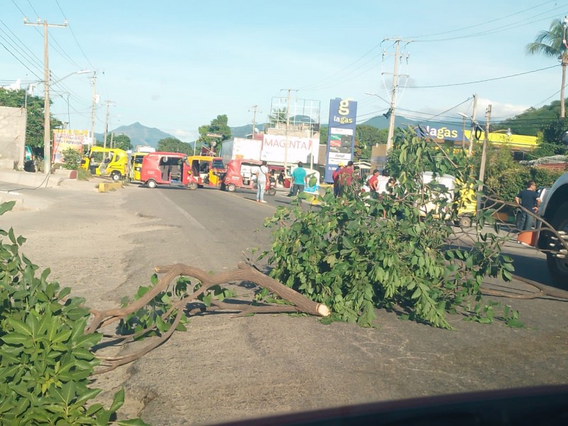 Mototaxistas activan bloqueo carretero en Tehuantepec