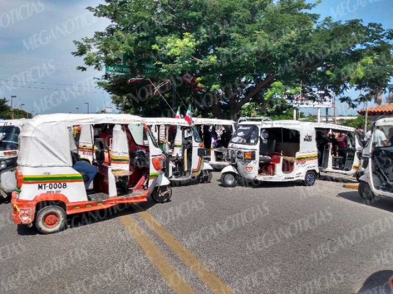 Mototaxistas bloquean la carretera en Juchitán