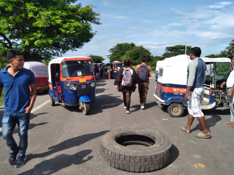 Mototaxistas de Juchitán bloquean la carretera para exigir obra