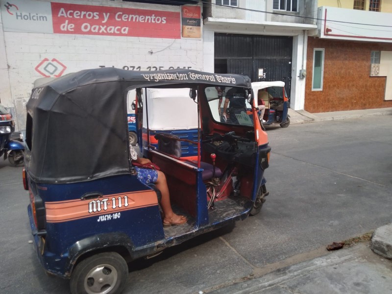 Mototaxistas de la OLI protestan en el Ayuntamiento de Juchitán