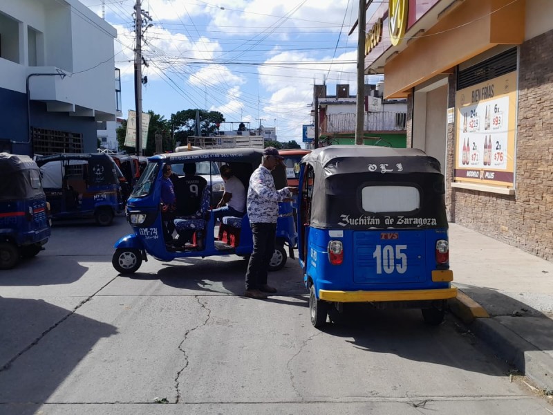 Mototaxistas del grupo OLI protestan en el Ayuntamiento de Juchitán