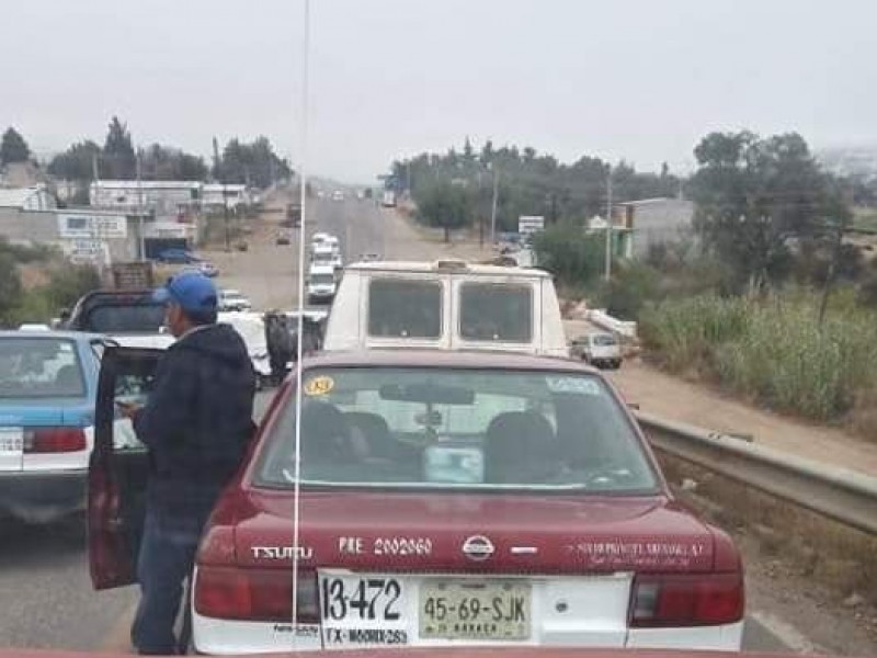 Mototaxistas instalan bloqueo en la supercarretera Oaxaca-Cuacnopalan