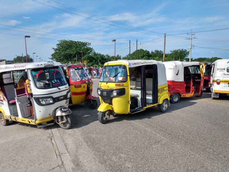 Mototaxistas realizan bloqueo, afectación grave a la sociedad