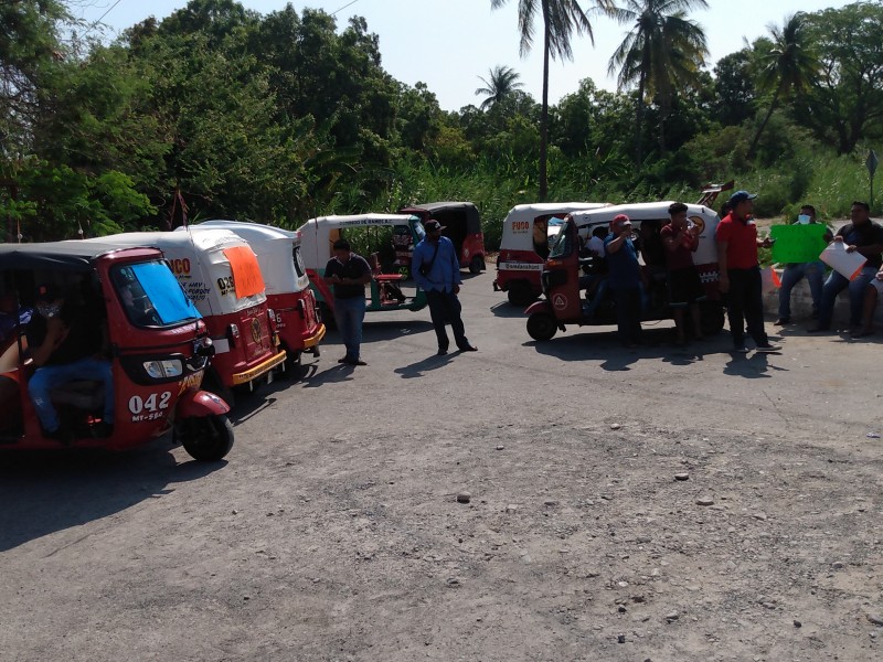 Mototaxistas protestan en San Blas Atempa; bloquean accesos al municipio