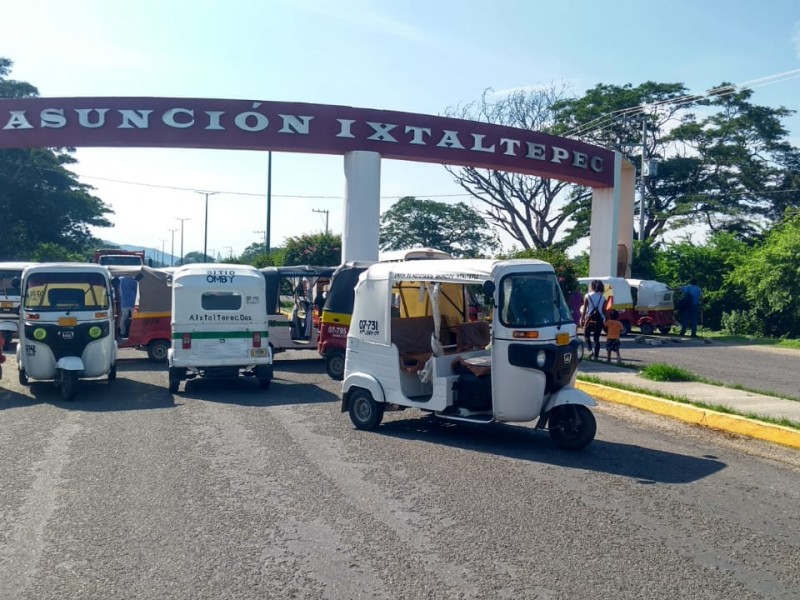 Mototaxistas realizan bloqueo en Asunción Ixtaltepec