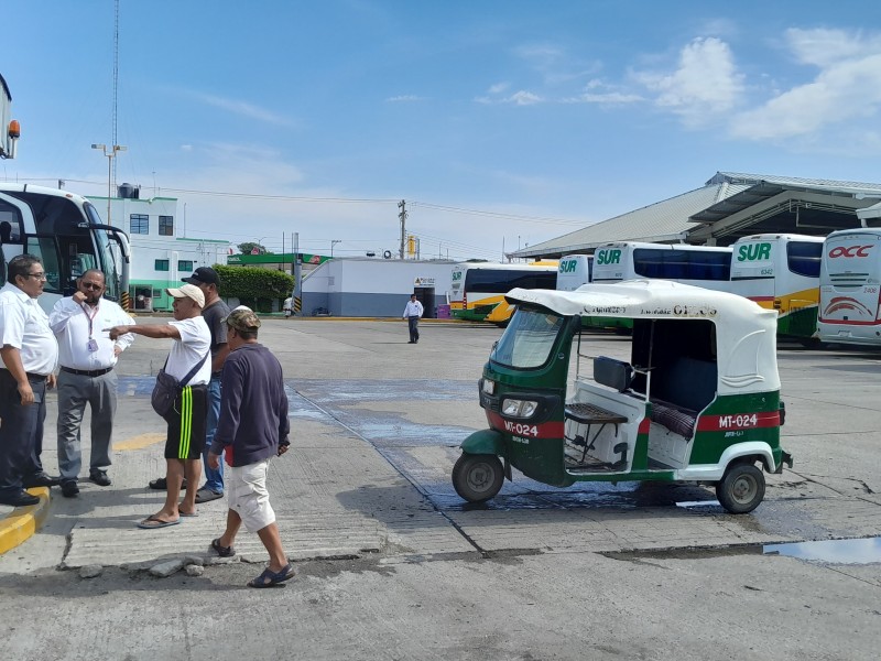 Mototaxistas toman accesos del ADO en Juchitán