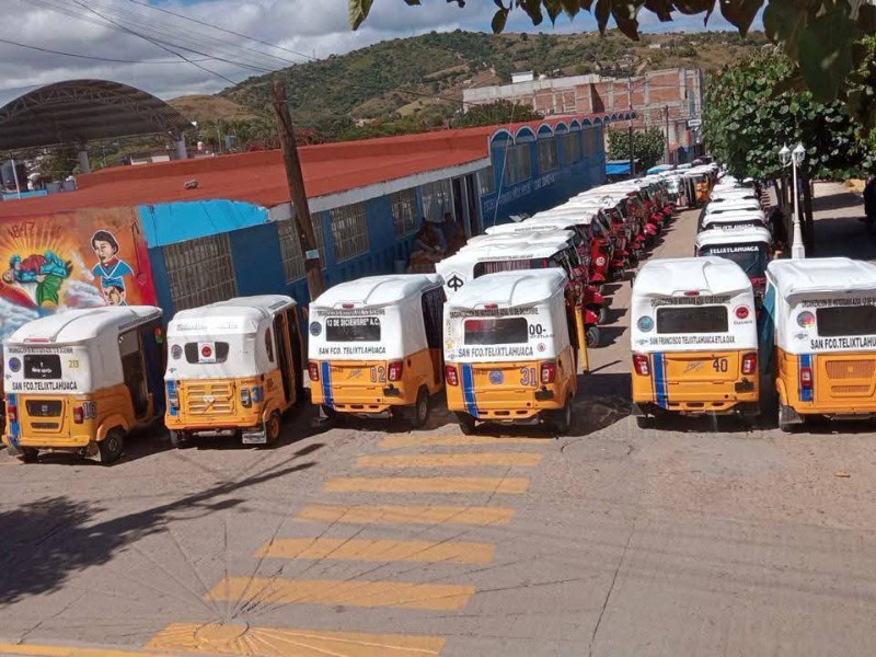 Mototaxistas toman Ayuntamiento de Telixtlahuaca y exigen diálogo