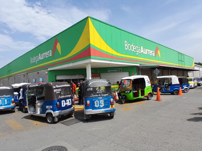 Mototaxistas toman Bodega Aurrera en Juchitán