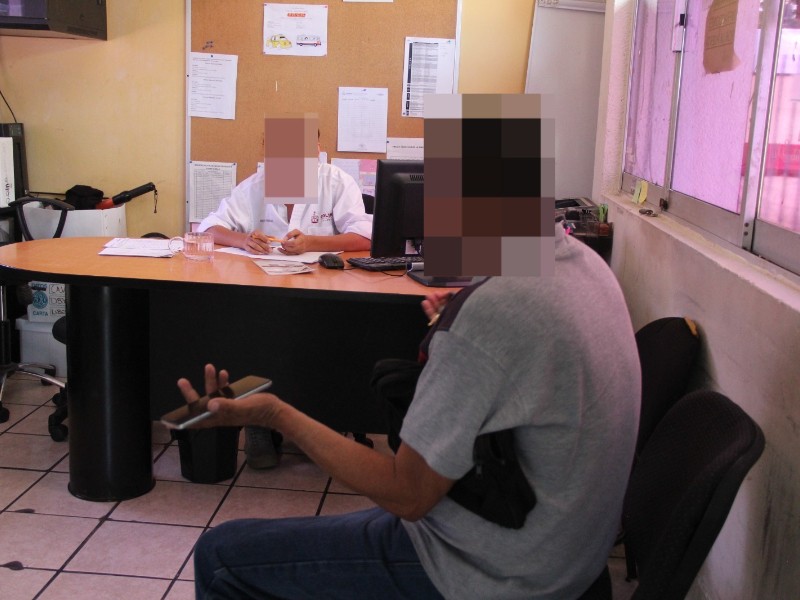 Movilidad infracciona a taxista por cobro excesivo contra usuaria