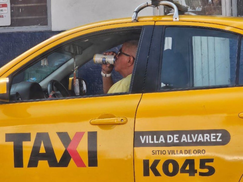 Movilidad sanciona a taxista que fue captado consumiendo bebidas alcoholicas