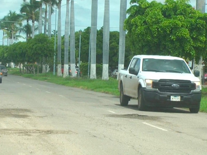 Automovilistas son víctimas de baches en Guasave