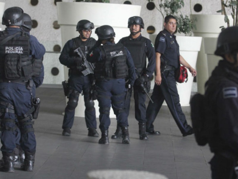 Intensa movilización policíaca por balacera en el AICM