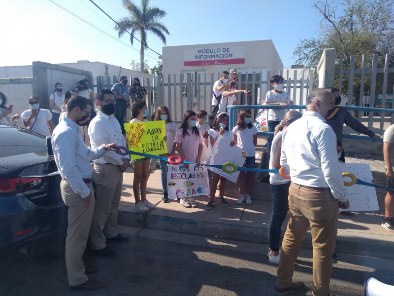 Movimiento Abre Mi Escuela realiza caravana vehicular