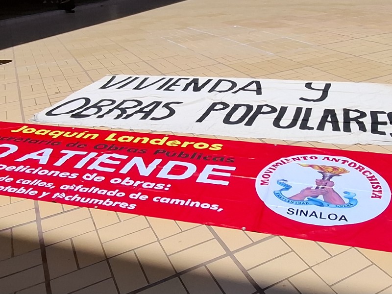 Movimiento Antorchista se manifiesta en el Palacio; pedían reunión con Rocha