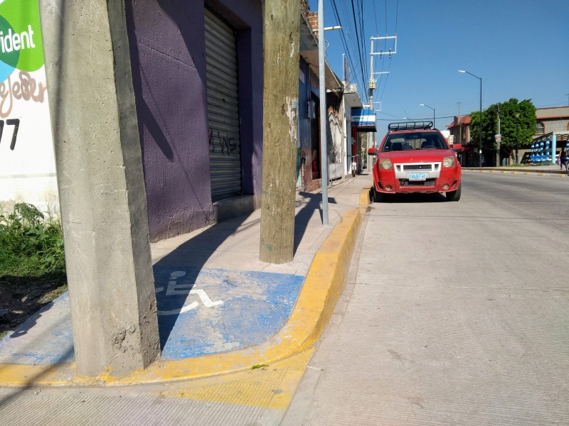 #IncreiblePeroCierto Checa cómo construyeron estas rampas para discapacitados