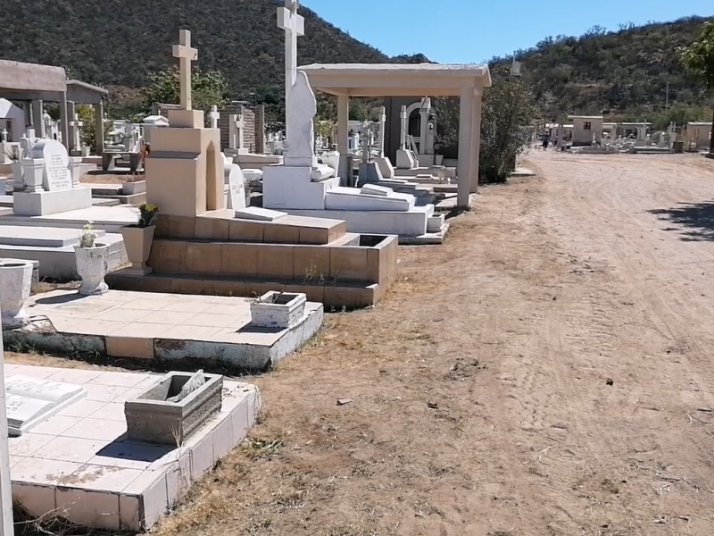 Muchas tumbas en abandono en el panteón de Empalme