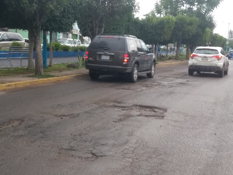 Muchos baches en la calzada Independencia, de Silao