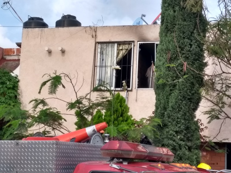 Muebles de vivienda son consumidos por fuego