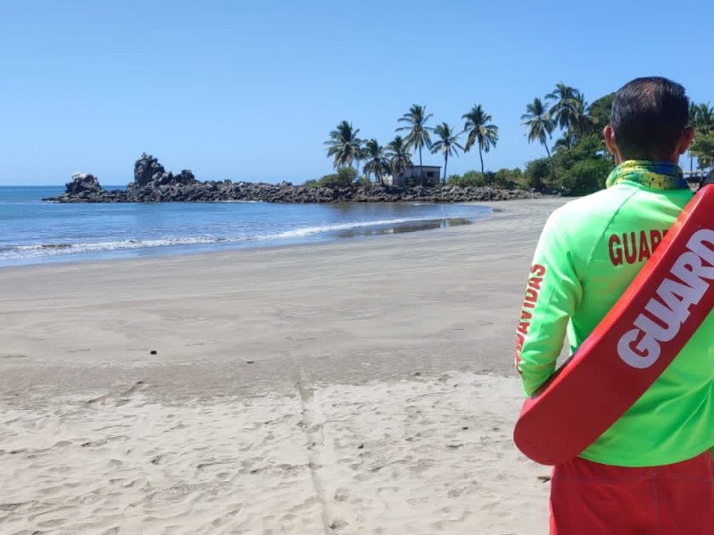Muelle de San Blas con bandera roja por oleaje elevado