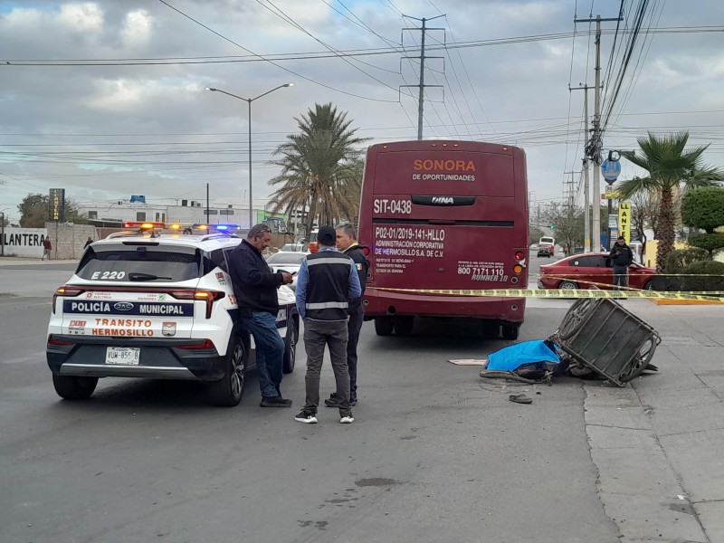 Muere adulto mayor tras ser embestido por camión urbano