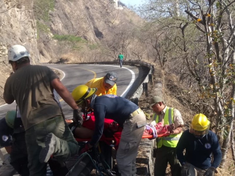 Muere al caer a un barranco en Tonila