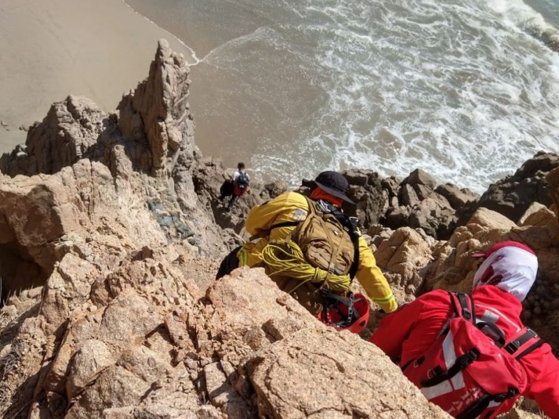 Muere al caer de risco en playa “Peña Blanca”