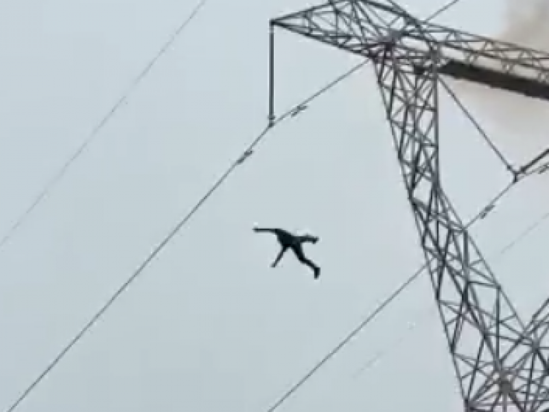 Muere al caer de torre electrificada en Medellín de Bravo