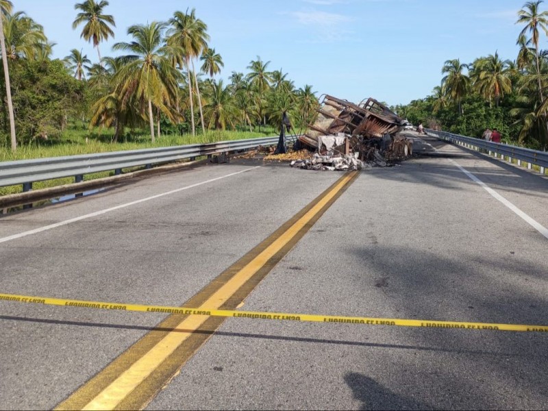 Muere automovilista al impactarse contra tráiler en carretera Acapulco-Zihuatanejo