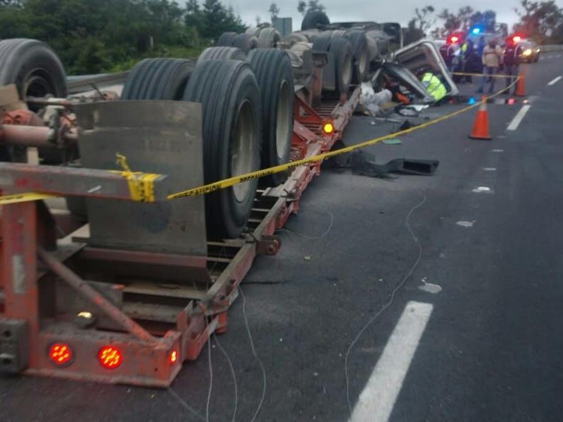 Muere chófer de tráiler en libramiento Perote-Xalapa