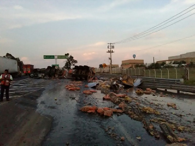 Muere conductor de pipa en volcadura en autopista