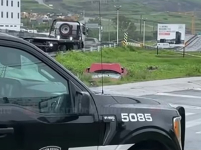 Muere conductor tras desviarse del camino en el Anillo Vial Fray Junípero