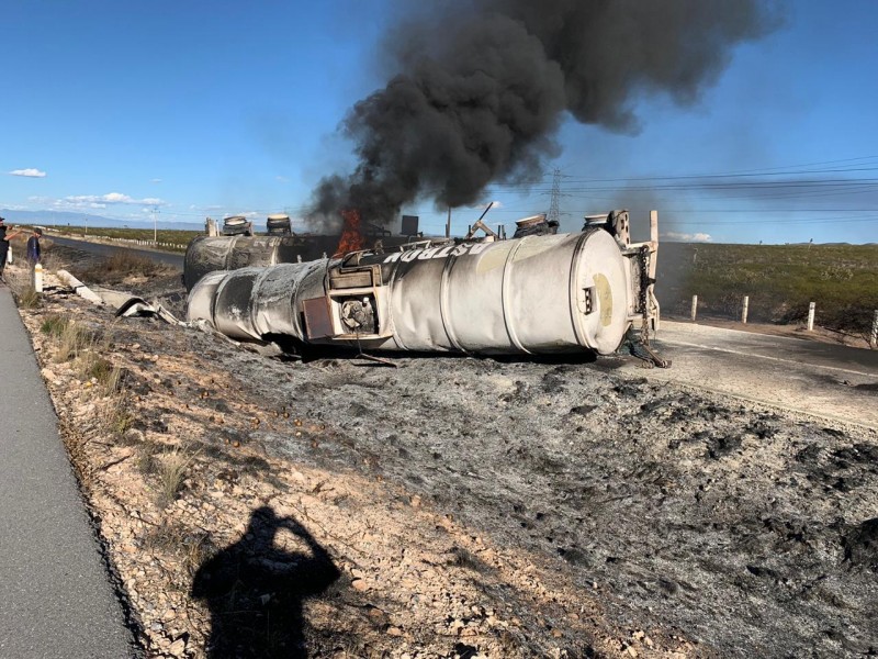 Muere conductor tras explosión de tanques de gasolina