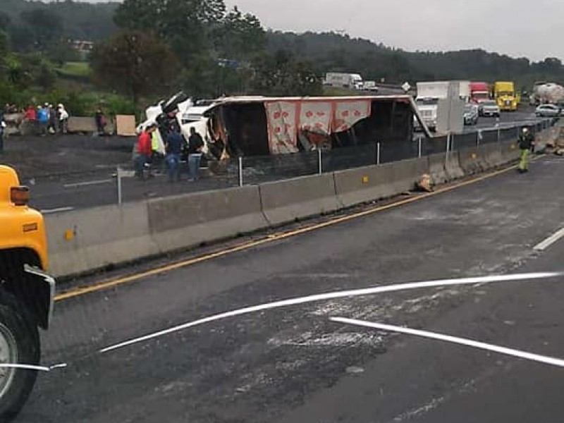 Muere conductor tras volcadura de tráiler en la Xalapa-Perote