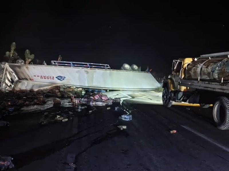 Muere conductor tras volcadura e incendio de tráiler en carretera federal 54