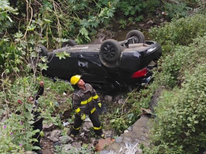 Muere conductor tras volcadura en barranca de Vía Atlixcáyotl