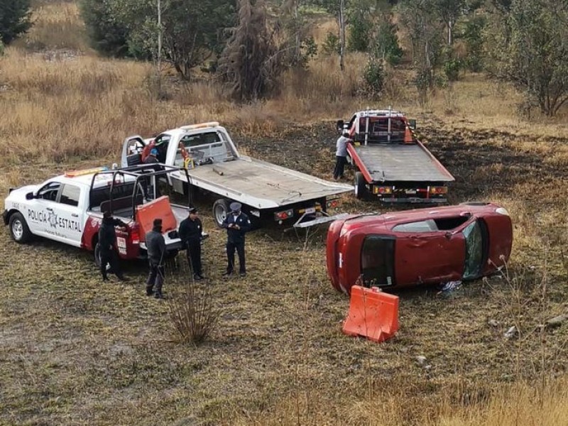 Muere conductor tras volcar su unidad